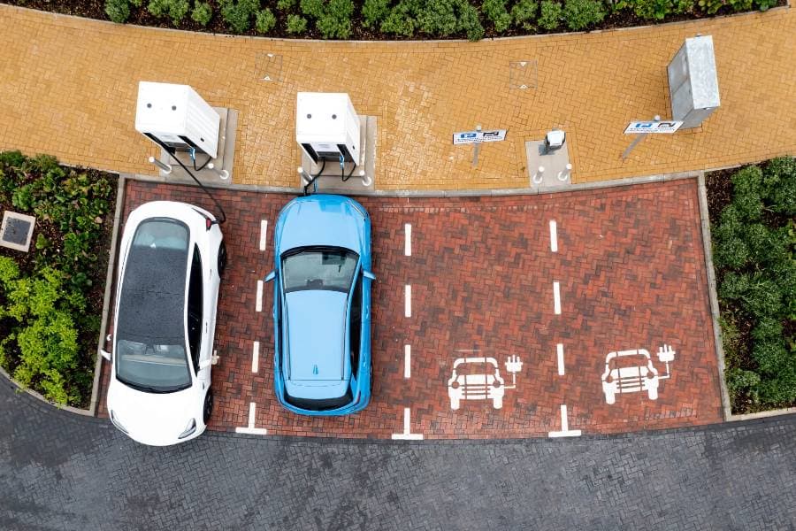 Auto elettriche in ricarica