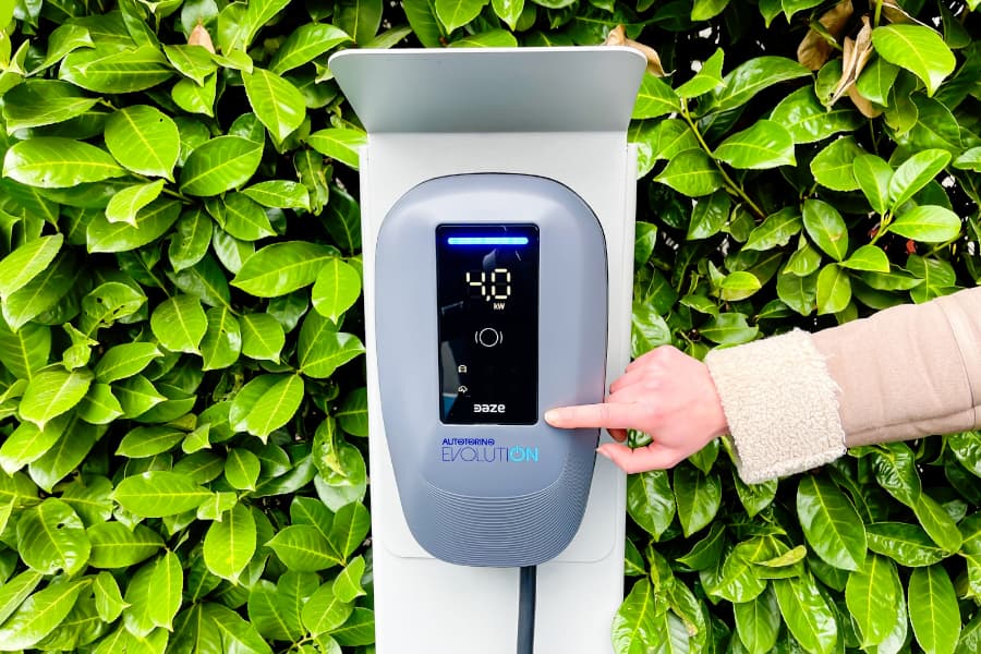 Auto elettrica in ricarica presso una colonnina