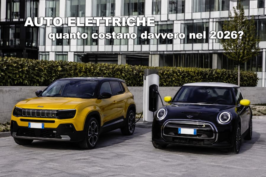 Auto elettrica in ricarica presso una colonnina pubblica